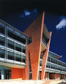 View along the north facade of the School of
Physiotherapy. The splayed walls, the form of which is also derived from Duchamp’s Nude Descending a Staircase, frame the shared foyer.