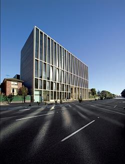 Oblique view of the
front facade reveals the
sophisticated abstraction of
the structure and fenestration.