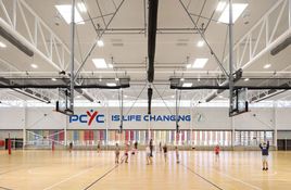 A naturally lit 3,200 square-metre sports hall, equipped with side-folding FIBA-certified basketball