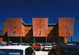 The modulated east facade of the Curtin Business
School. The relief patterns on the precast panels are drawn from Marcel Duchamp’s Nude Descending a Staircase.