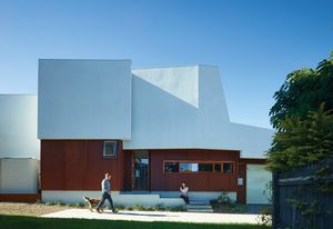 The distinct, folded panes of the Laneway House by O’Neill Architecture are beautifully amplified by the use of Taubmans Crisp White on the exterior. The clean, sophisticated hue highlights the entry port’s sculptural blade, and the paint’s satin finish serves as a textural counterbalance to the ground level’s stained ply cladding.