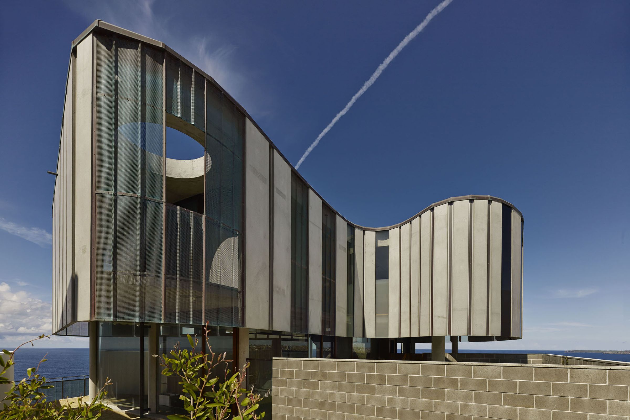 An ‘oyster’ on a cliff: Light House | ArchitectureAu