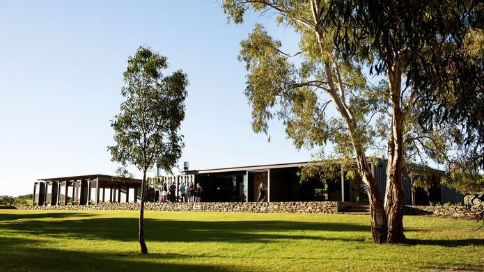 The Mitolo Wines Cellar Door and Restaurant by Tectvs consists slender roof resting on two black boxes.