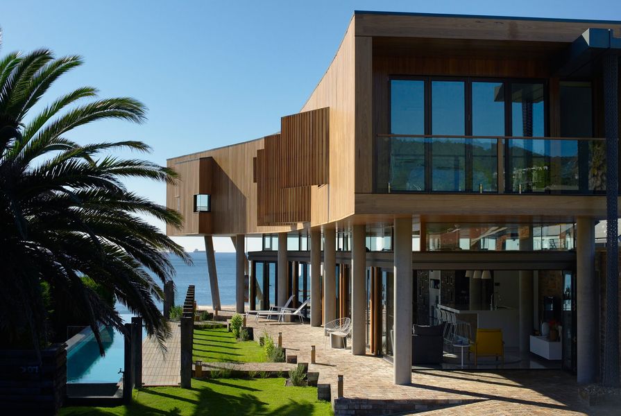 Austinmer Beach House by Alexander Symes Architect in association with g+v architecture.