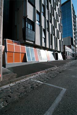 Load-bearing
apartments rise above a
raked glass wall at
Leicester Street.