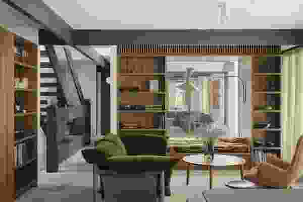 The reimagined home strikes a delicate balance between past and present, blending ’70s references with contemporary insertions.