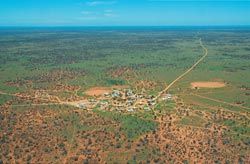 An aerial view
of the Tjuntjuntjara
community housing
project, showing the
spectacular desert
country.