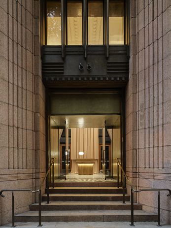 ساختمان ACA به خاطر ورودی بزرگ هندسی نمادینش که در نوع شناسی دفتر آرت دکو آمریکایی است، شناخته شده است.
