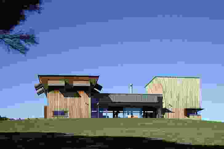 The exterior of the stunning Waiheke Island House, built in 2007. The centre pavilion opens up on both sides depending on wind direction.