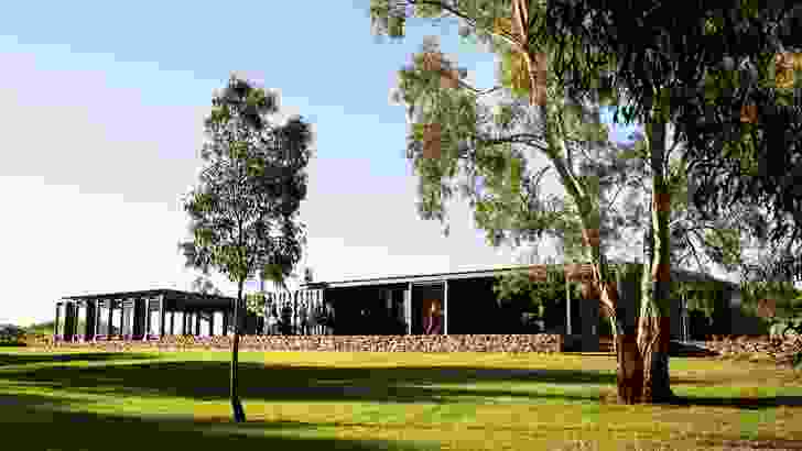 The Mitolo Wines Cellar Door and Restaurant by Tectvs consists slender roof resting on two black boxes.