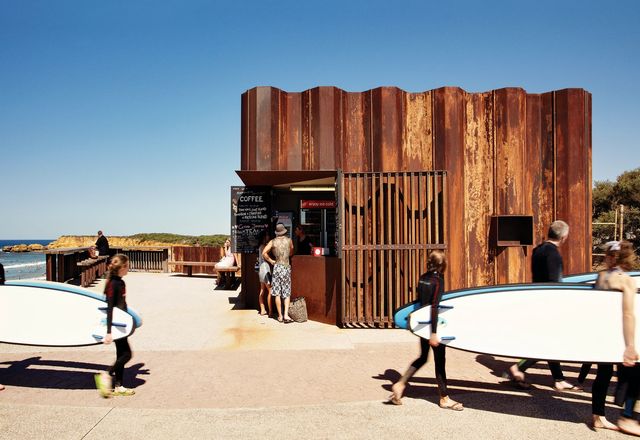 The design of Third Wave Kiosk meets recreation and tourist requirements while respecting the coastal environment.