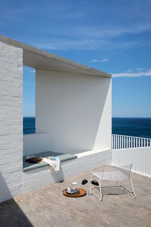 Angled walls on the terrace frame the view, deter strong winds and preserve residents’ privacy.