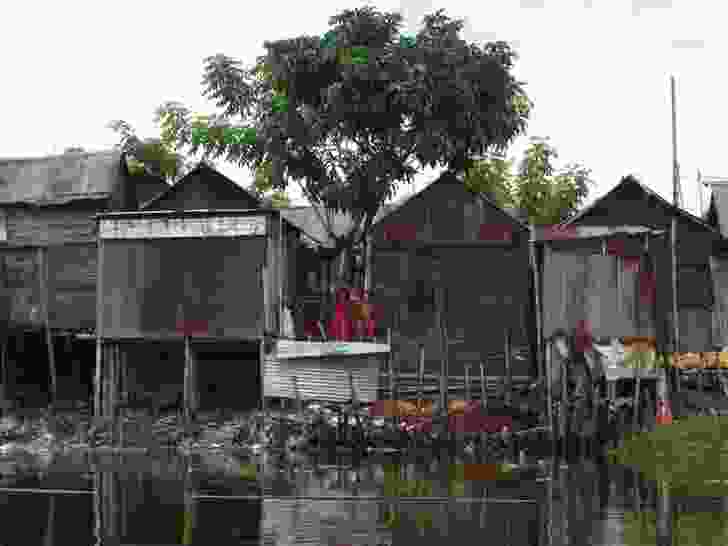  Informal settlements like Karail next to Banani Lake in Dhaka, Bangladesh, can offer lessons in resource efficiency, waste reduction and material flow management to most cities. 