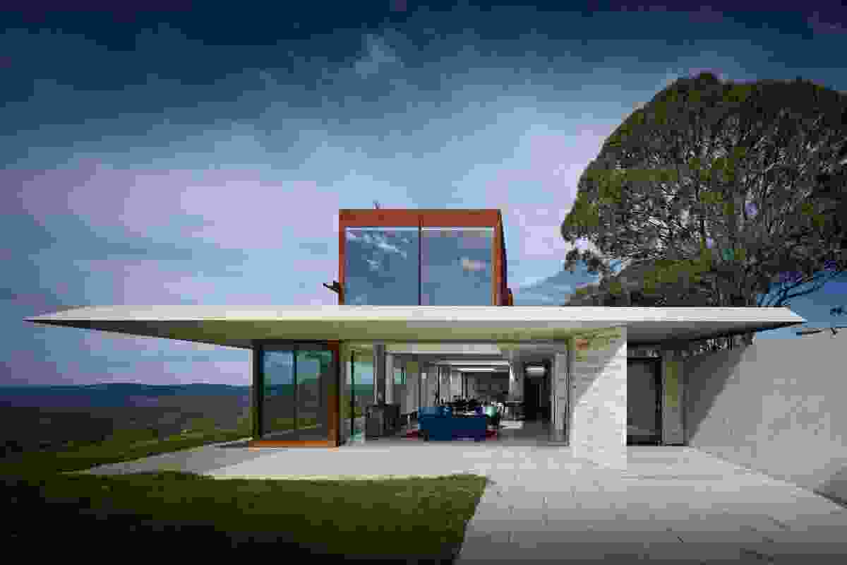 At the eastern edge the roof of the Invisible House extends in a four-metre cantilever, reaching out to the horizon.