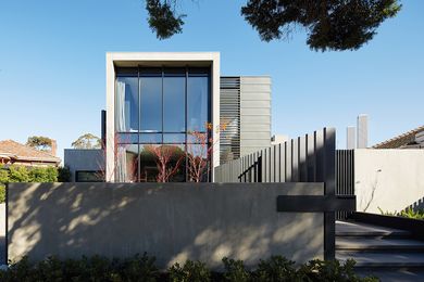 The dwelling stands tall, its extensive glazing flooding the timeless interior with light.