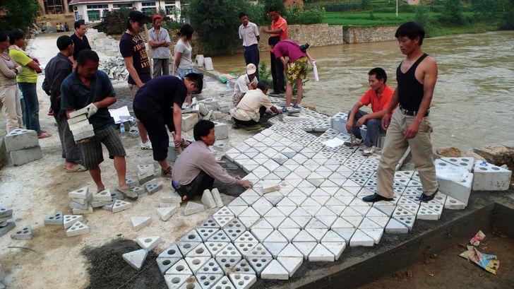 The TaiPing Bridge renovation resurfaced the bridge through the merging of traditional masonry construction and contemporary precast concrete techniques.