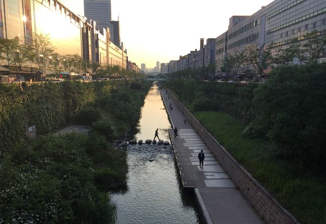 Seoul’s Cheonggyecheon stream, designed by SeoAhn Total Landscape.