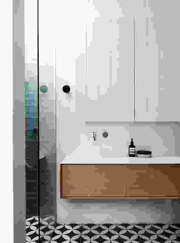 As in the kitchen, the concept of floating elements is articulated in the bathroom.