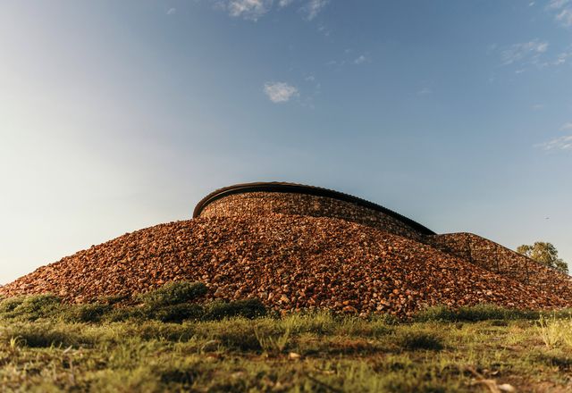 Local gidgee stone is the building’s primary material, a design nod to the land art movement begun in the Northern Hemisphere.