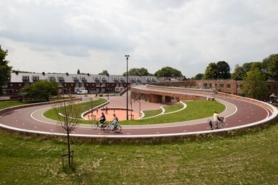 Next Architects' design for Dafne Schippersbrug (Dafne Schippers Bicycle Bridge) in Oog in Al, Utrecht integrates a bicycle and pedestrian bridge with a school and a public park.