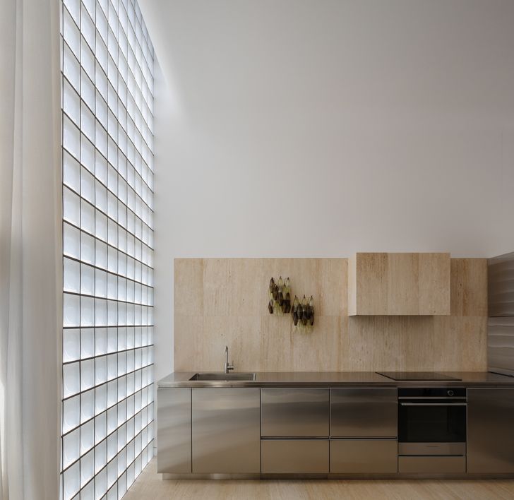 در خانه شیشه‌ای Laneway (2021، طراحی شده با هنری ویلسون)، یک نمای آجر شیشه‌ای نور آرام‌بخش را می‌پذیرد و در عین حال حریم خصوصی کامل را حفظ می‌کند.