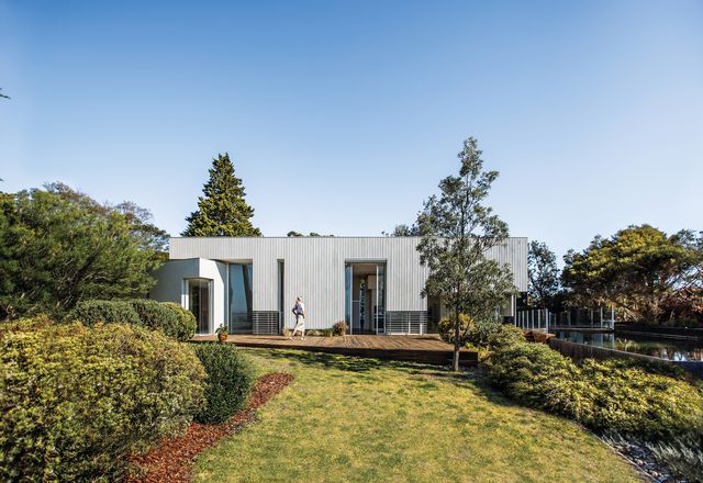 Located on Victoria’s Mornington Peninsula, Mt Eliza House is arranged in a courtyard plan, with the main shared living wing cranked to face due north.