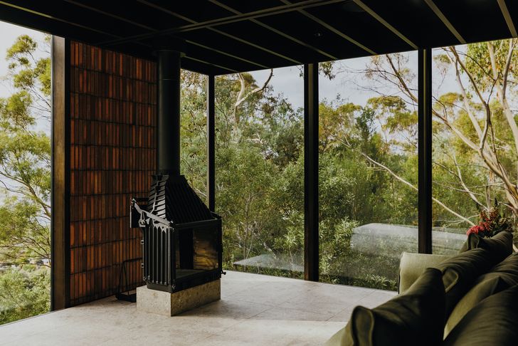 In Taroona House, Candour’s structural glazed facade components maximized the potential for views.
