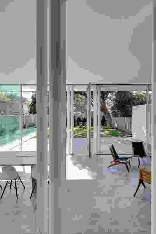 The already-wide house is expanded further by large glazed openings to the northern corner, with views to the pool.