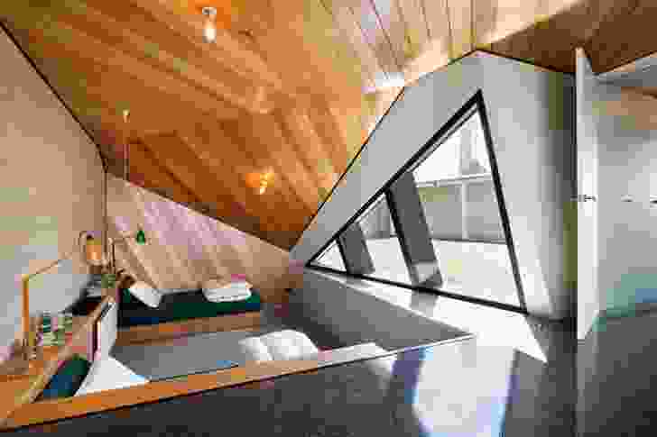 一个折叠的屋顶上升和下降来框架不同的房间和景色。