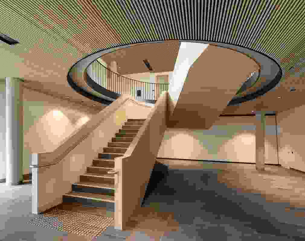 An open staircase connects the levels at the south-west corner, breaking up the groups of offices.