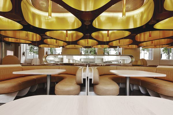 Natural leather banquettes and blond 
rock maple tabletops imbue the space with 
a sense of luxury.