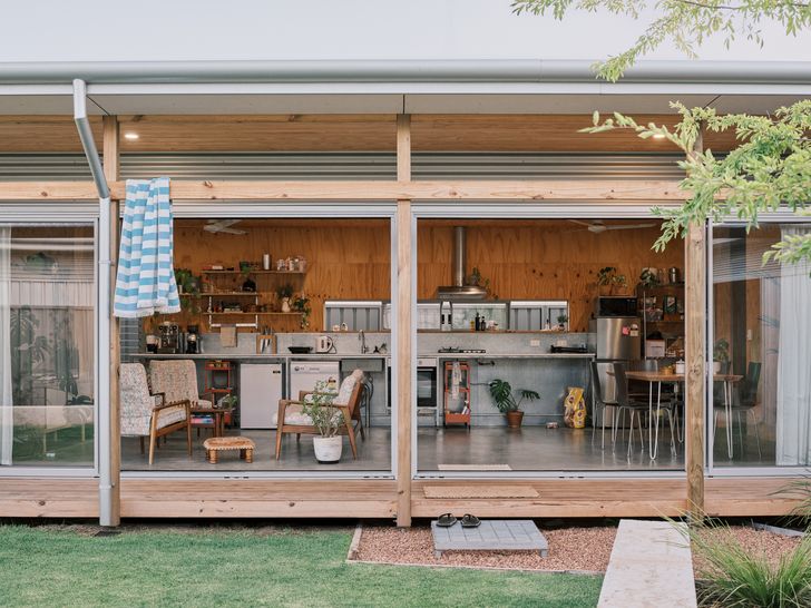 A large living space opens onto a north-facing garden, maximizing access to light, air and aspect.