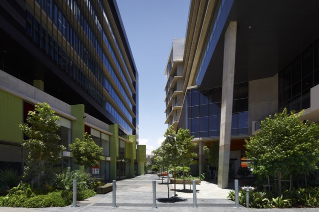The design demonstrates the groundbreaking establishment of an urban landscape entirely on podium, making it the unifying layer through an entire city block.