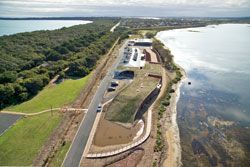 Aerial view. The building follows the curve of its
site, located on the neck between the mainland and
Queenscliff, between Swan Bay Tidal Wetland and Port
Phillip Bay.