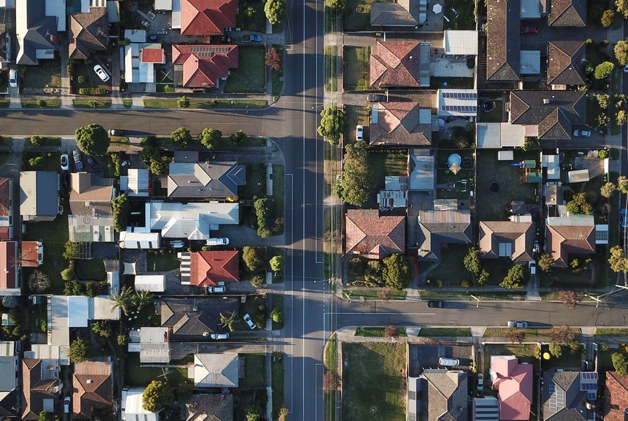 The Building Up and Moving Out report recommends that the federal government take a greater role in planning for the future of Australia's cities and regions.