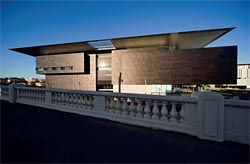 The new gallery seen from Grey Street.