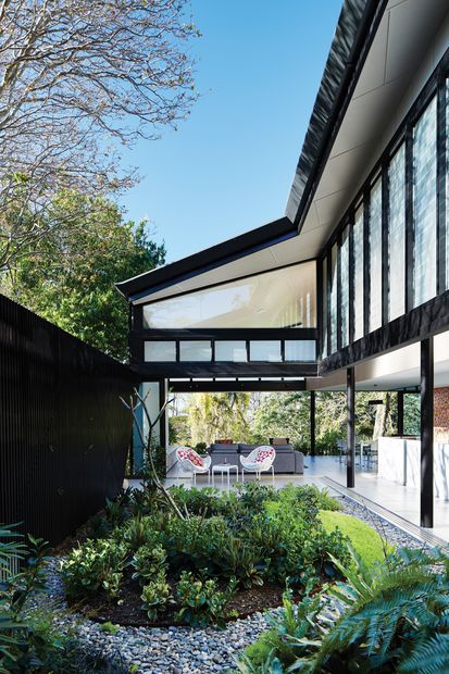 Suburban sculpture: Bardon House | ArchitectureAu