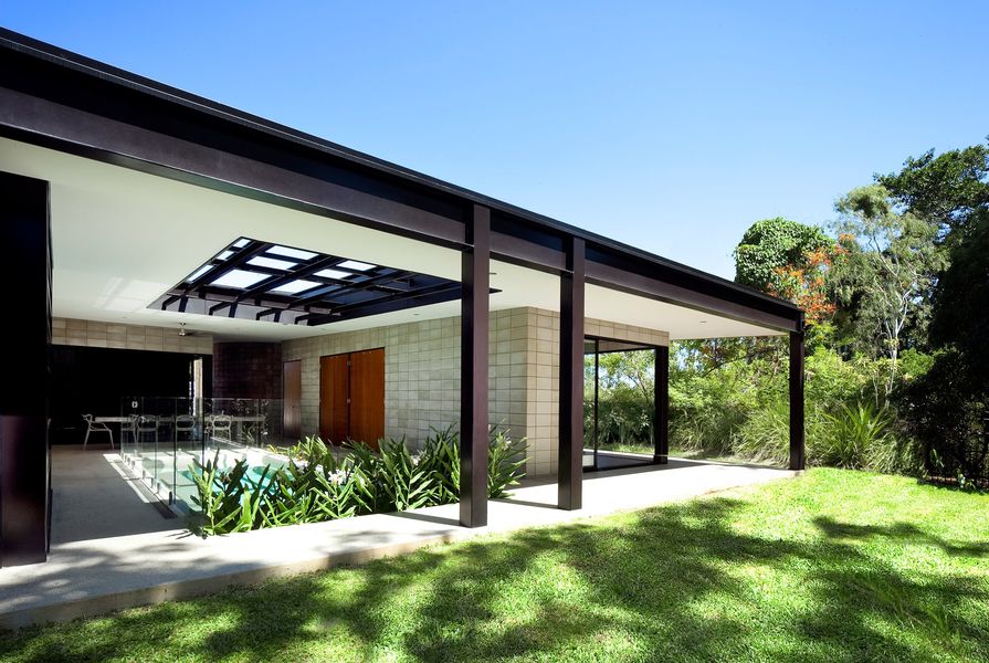 (–) Glass House by Charles Wright Architects.