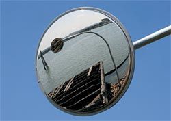 The project’s viewing
apparatus includes three
stainless steel mirrors.