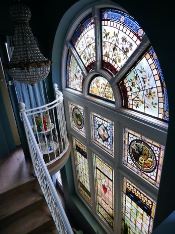 Lawson recycled many elements of earlier building fabrics in his landmark Beverley Hills flats (c. 1935–1936). The stunning leadlight and stained glass window in an apartment in Block 2 is believed to have come from one, or more, of the nineteenth-century mansions of Toorak that were demolished in the early 1930s. This area was originally the cafe and small shop for the complex, but has since been converted into an apartment.