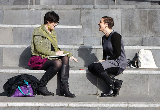 2013年在墨尔本举行的“转变”研讨会后，塔尼亚·戴维奇(左)与洛里·布朗交谈。