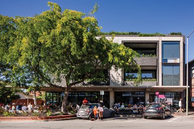 Elwood House makes sense of its location in Elwood’s Ormond Road, employing a refined and elegant architectural language.