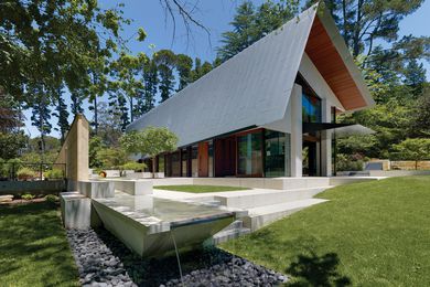 The house worked as an extension of the platforms or green, furtive “landscaped rooms” on the site.
