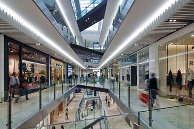 The shopping centre’s planning includes visible and consistent locations of vertical circulation.