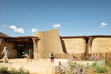 In colour, texture and form, the building appears as a geological monolith that belongs to the outback landscape.