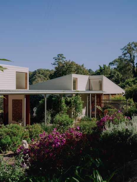 Within the higher, north-facing facades, a collection of clerestory windows capture upward bushland views while drawing light deep into the dwelling.