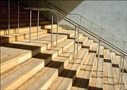 The wide timber entry
stair, rising from Anzac
Parade.