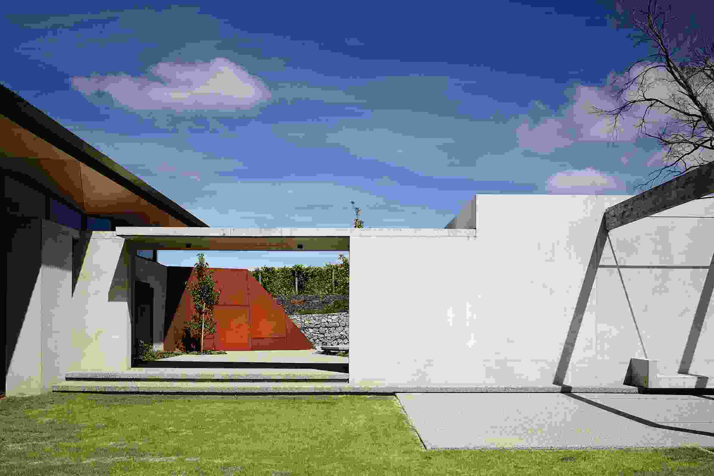 Tower Ridge Courtyard Main Ridge Residence | ArchitectureAu