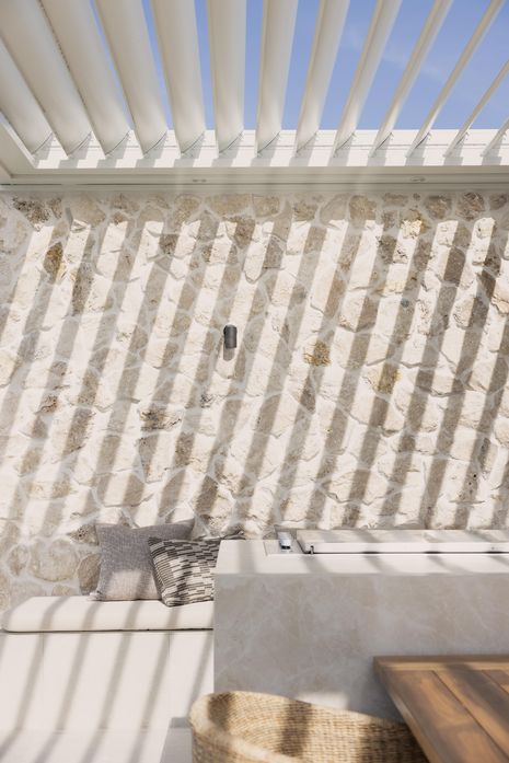 Remote-controllable pergola in Surfmist from Vergola.
