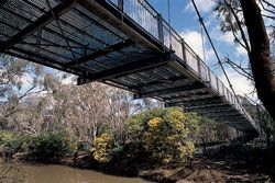 Goulburn River
pedestrian and cycle bridge, by Urban Initiatives and
Sinclair Knight Merz, in Victoria Park Lake, the
municipality’s primary open space.